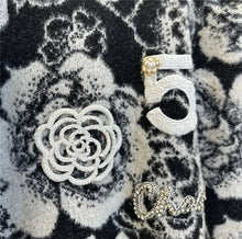 Cargar imagen en el visor de la galería, Camelia fashion: Suéter de cachemira con diamantes perlas.