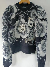 Cargar imagen en el visor de la galería, Camelia fashion: Suéter de cachemira con diamantes perlas.