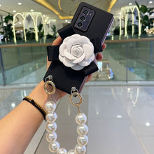 Cargar imagen en el visor de la galería, Funda piel negra Camelia Dior Samsung Galaxy Z Fold 2 3 5G, cadena con perlas grandes
