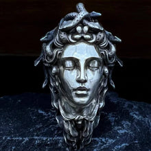 Cargar imagen en el visor de la galería, Medusa colgante plata s925 a mano 4x2 cm, 14g