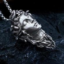 Cargar imagen en el visor de la galería, Medusa colgante plata s925 a mano 4x2 cm, 14g