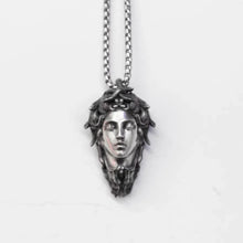 Cargar imagen en el visor de la galería, Medusa colgante plata s925 a mano 4x2 cm, 14g