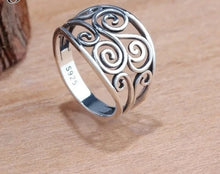 Cargar imagen en el visor de la galería, Triskelion de plata 925, anillo de triple espiral