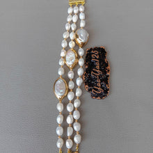 Cargar imagen en el visor de la galería, Pulsera perlas cultivadas agua dulce, 3 filas y perla Keshi. 17.5cm