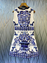 Cargar imagen en el visor de la galería, Mosaic dress: estampado de porcelana azul y blanca, sin mangas XL