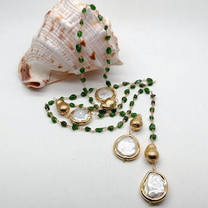 Collar de 104cm de diopsido de cromo verde con perlas barrocas. Exquisito.