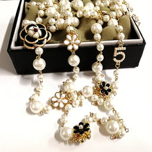 Cargar imagen en el visor de la galería, Bisuteria Doble collar largo camelia numero 5 perlas imitacion.
