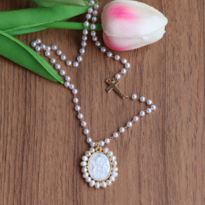 Collar perlas naturales de agua dulce con Cruz, y medalla concha religiosa