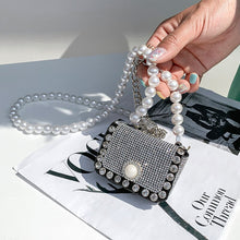 Cargar imagen en el visor de la galería, Micro bolso joya piel sintética diamantes y perlas. 8x6x2 cm