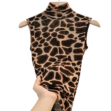 Cargar imagen en el visor de la galería, Fondo de armario: Camiseta nylon cuello alto animal print Leopardo. 3XL|