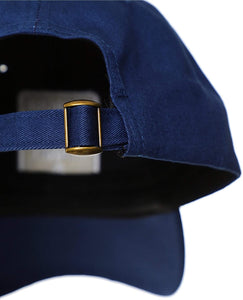 Gorra de algodon organico azul con parches.