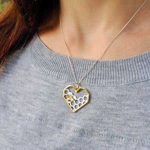 Lotus Colgante corazón panal de abeja en oro de 18K y plata de ley 925, joyería fina. 3x3cm. Sin cadena.