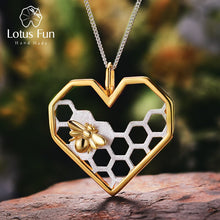 Cargar imagen en el visor de la galería, Lotus Colgante corazón panal de abeja en oro de 18K y plata de ley 925, joyería fina. 3x3cm. Sin cadena.