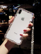 Cargar imagen en el visor de la galería, Funda transparente diamantes imitación iPhone con colgante.