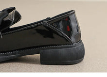 Cargar imagen en el visor de la galería, Zapatos charol microfibra maxima flexibilidad lazo negro e imperdible 35-43