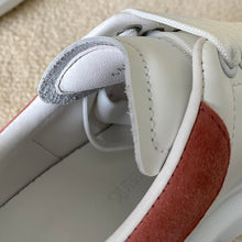Cargar imagen en el visor de la galería, Zapatillas tenis blancas piel auténtica con parche en el talon. 35-44. 5cm.