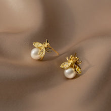 Cargar imagen en el visor de la galería, Bee - Abeja en plata 925 con perla Stud chapado oro.