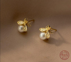 Bee - Abeja en plata 925 con perla Stud chapado oro.