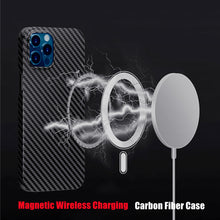 Cargar imagen en el visor de la galería, Carcasa iPhone 13 cargador inalámbrico magnético fibra carbono