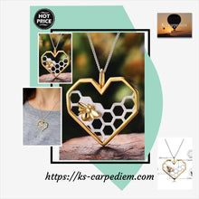 Cargar imagen en el visor de la galería, Lotus Colgante corazón panal de abeja en oro de 18K y plata de ley 925, joyería fina. 3x3cm. Sin cadena.
