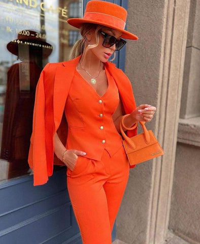 Mujer en pantalones naranjas con bolsa de compras Fotografía de stock -  Alamy