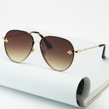 Cargar imagen en el visor de la galería, Brand Design 2020 Fashion Women Small Bee Sunglasses Colourful Rivet Glasses Female Male Outdoor Traveling Eyeglasses UV400