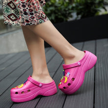 Cargar imagen en el visor de la galería, Summer Women Croc Clogs Platform Garden Sandals Cartoon Fruit Slippers Slip On For Girl Beach Shoes Fashion Slides Outdoor