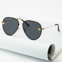 Cargar imagen en el visor de la galería, Brand Design 2020 Fashion Women Small Bee Sunglasses Colourful Rivet Glasses Female Male Outdoor Traveling Eyeglasses UV400