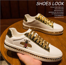 Cargar imagen en el visor de la galería, Queen Bee sneakers Piel artificial. Zapatillas moda. Unisex 38-44