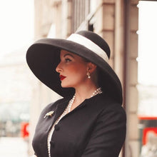 Cargar imagen en el visor de la galería, Sombrero Audrey Hepburn Dior type.