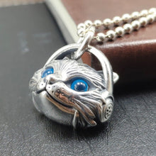 Cargar imagen en el visor de la galería, Colgante cabeza de gato ojos azules plata esterlina 925