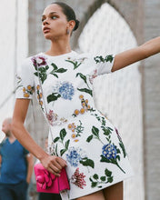 Cargar imagen en el visor de la galería, Floral fashion: Vestido cóctel encaje con cuentas.