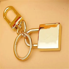 Cargar imagen en el visor de la galería, Joyeria para bolsos cadena, colgante, llavero. LV