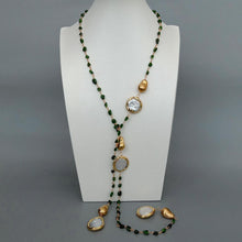 Cargar imagen en el visor de la galería, Collar de 104cm de diopsido de cromo verde con perlas barrocas. Exquisito.