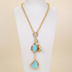 Cadena de lazo chapada oro 68 cm , perla agua dulce, perla Biwa, y piedra semipreciosa de turquesa. CZ en el cierre.