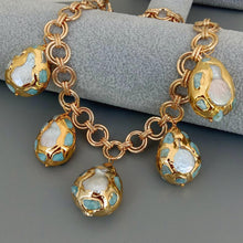 Cargar imagen en el visor de la galería, Collar 53cm con perla barroca agua dulce y perlas azules de larimar chapado en oro 18K.