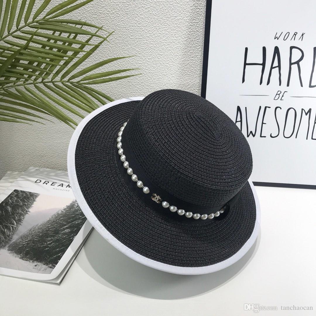 Sombrero chansonnière de paja con perlas Chanel.
