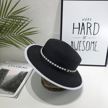 Cargar imagen en el visor de la galería, Sombrero chansonnière de paja con perlas de Chanel.