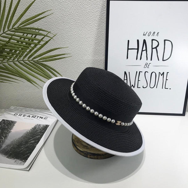 Sombrero chansonnière de paja con perlas de Chanel.