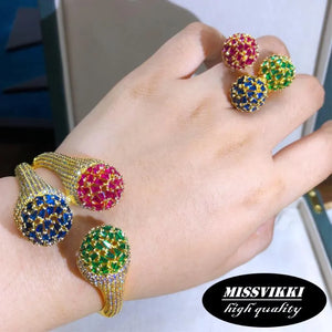 Conjunto de brazalete y anillo lujoso