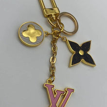 Cargar imagen en el visor de la galería, Joyeria para bolsos cadena, colgante, llavero. LV