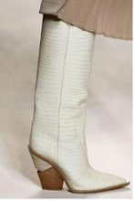 Cargar imagen en el visor de la galería, Zapatos pasarela tipo Jimmychoo botines relieve cocodrilo, puntiaguda, tacón de cuña.