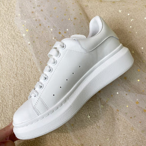 Zapatillas tenis blancas piel auténtica con parche en el talon. 35-44. 5cm.